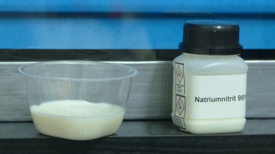 Milch und Natriumnitrit zum Einfahren des Filters
